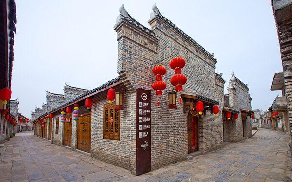章子怡看秀造型,穿雨衣抱小熊布偶,时尚俏皮哪像孩子妈